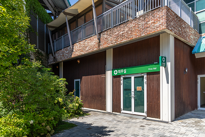 응급조치 및 구급상비약이 비치되어 있는 리조트 단지 내 의무실2